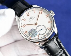 1630Kc 市场最高版本 万国 Iwc 葡萄牙自动小三针系列腕表！Om5 1表径40.4毫米，机芯采用定制机82200自动机械。 2惟妙惟肖的表圈抛光，表耳抛