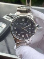 品牌：铂天使-Plangle精品男士腕表，简约三针搭配3字位单日历设计，316精钢表壳，高级瑞士石英机芯，尺寸：39Mm厚11Mm，顶级316精钢钢带，装配原装