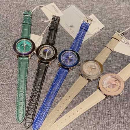 施华洛世奇-Swarovski 可转动真月相 这一款犹如闪亮耀眼的银河，结合日月星辰 与彩色水晶表圈和同色真牛皮表带优美融合 时尚知性的设计 非常适合日常佩戴尺 - 点击图像关闭