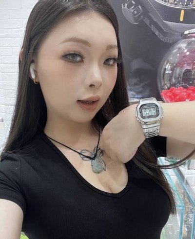 发货实拍，终于出货！小金砖，金色Gmw-B5000D-1Jfb5000 35周年方块钢带表 采用了极为用心的抛光和打磨，显得质感非常高级。经典的G-Shock壳