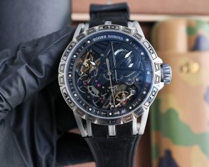 罗杰 自动上链机芯，表壳：46毫米 , Sapphire Crystal Carbon 钛合金 黑色Dlc 涂层钛合金，镌刻日内瓦印记。倍耐力橡胶表带，力与美的