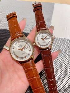 白壳 金壳 钢带20 经典款欧米茄 情侣对表 双历原装进口石英机芯 矿物质玻璃镜面 316L精钢表壳 直径男40Mm女30Mm 厚8Mm如果今天的阳光停止了它耀