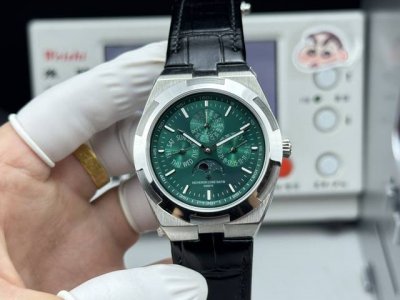 白 -金 披星戴月 砥砺前行 江诗丹顿 Overseas纵横四海4300V系列万年历多功能腕表 腕表采用直径41.5毫米的表壳，搭载自动上链机械机芯 Qp1超薄