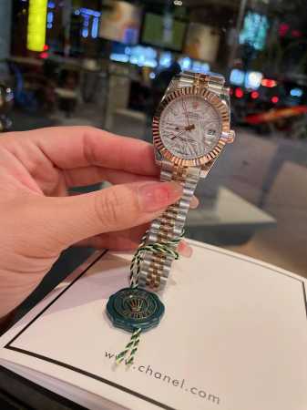 劳力士 日志 系列经典女款 实芯五珠钢带-原装压扣 小红书火爆推荐 设计显出独特高贵优雅女神气质！316精钢表壳搭配施华洛世奇水晶钻石，纯手工镶嵌而成，女性气质 - 点击图像关闭