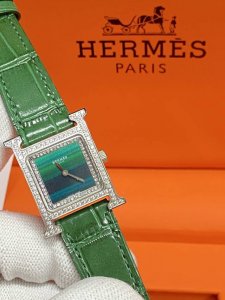 Heure H腕表 新款大钻石 镶钻 26X26Mm 白色天然珍珠母贝表盘，瑞士石英机芯，可自由搭配手拆卸意大利牛皮或美洲鳄鱼皮，不锈钢针扣，底盖立体浮雕爱马仕