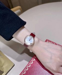 钻 卡地亚白气球新年限定腕表 Ballon Blanc 融合红色 金色和白色 以喜庆且典雅的丰富色调呼应瑞意吉祥的新春气氛 以4时位置的钻石象征月亮 传达团圆的