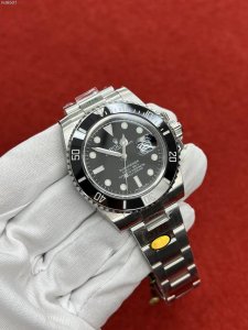 劳力士Submariner绿水鬼 1:搭载机芯 动力72小时 无卡度机芯装饰 机芯及其稳定 2:整表904L精钢 搭配Ar厂钢带 3:表盘使用市场独家 锅盖字面