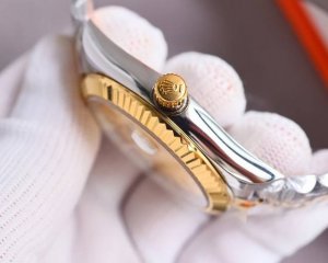 皮带 钢带 。欧米茄-Omega精品男士腕表 尊贵大气，绅士风范，卓越品质，热卖全城。采用进口西铁城机械机芯，顶级316精钢表壳，进口小牛皮表带，矿物质超强镜面