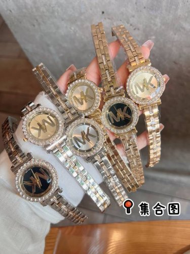 批： Mk时尚的表壳设计，风格简约，配以流行的手镯形表链，大方百搭，完美结合了Mk手表在无数女性的心中留下了不可磨灭的印象！！