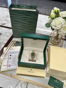 配图片同款全套包装 劳力士日志腕表类型：三针日志系列陶瓷圈表带：顶级进口316精钢保险扣表带机芯：进口机芯镜面：顶级进口防伪标水晶镜面尺寸：直径 30Mm 店内