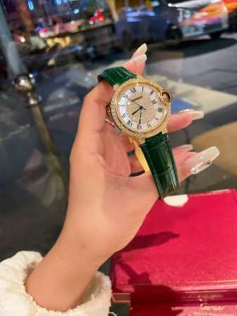 白 金 钻20 鱼眼玻璃 瑞士石英机芯 最火爆的颜色 完美的治愈色 很气质的颜色，荔枝纹皮饱和度恰到好处，细腻的羊皮戴上手超级柔软舒适关键是超显手白 卡地亚蓝气 - 点击图像关闭