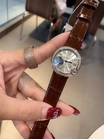 白 金 钻20 V8台湾厂 爆款卡地亚 白气球系列腕表 4时位置镶嵌人工合成莫桑钻 D级、净度Vvs 剑形镀金指针台湾厂做工质量杠杠。深度防水。 表壳：316L - 点击图像关闭