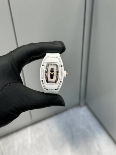 理查德米勒 目前最好品质 图1.图片放大来看 6点位置，10到12位置，均与一致是透明的