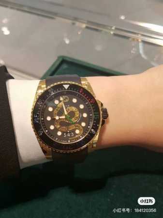 白 金 Gucci新款中性潜水表，40 Mm表径，以品牌标志性猫头图案和夜光显示为表盘。应用不锈钢材质，经缎面拉丝润饰，并搭配与表盘配色一致的橡胶表带。表盘单向 - 点击图像关闭