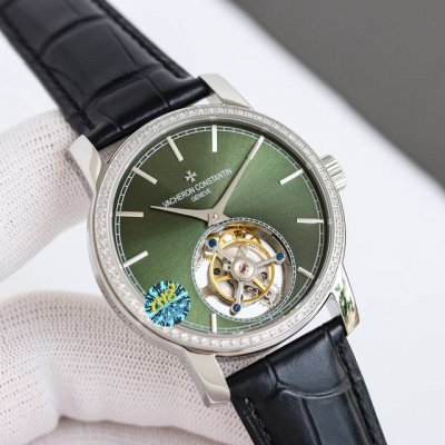 江诗丹顿全新Traditionnelle传袭系列陀飞轮腕表，经典设计焕然一新，展现出制表传统与现代美学的和谐相融，迷人的深绿色旭日纹表盘，搭配白金材质的棒状时标