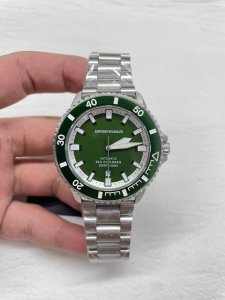 丛林潜行者 机械觉醒 Ar60088阿玛尼42Mm机械潜水表 以军绿锋芒征服陆与海 丛林绿表盘搭载夜光表圈+夜光字钉，黑暗处依然清晰读时 旋入式表冠与蓝宝石玻璃