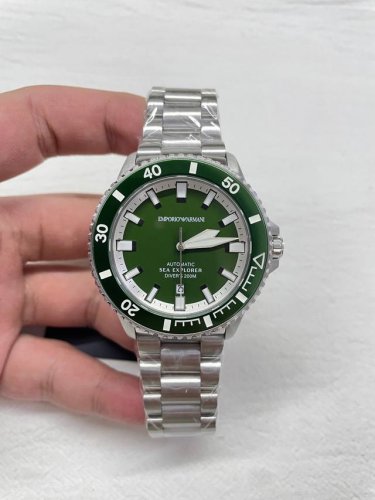 丛林潜行者 机械觉醒 Ar60088阿玛尼42Mm机械潜水表 以军绿锋芒征服陆与海 丛林绿表盘搭载夜光表圈+夜光字钉，黑暗处依然清晰读时 旋入式表冠与蓝宝石玻璃