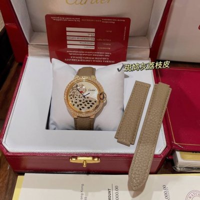 实拍斑鸠灰荔枝纹皮 限量订制色系到货 灰色一直是时尚界的宠儿 热门色暖暖的浅色调 神仙颜色好品味的象征！荔枝纹皮饱和度恰到好处，细腻的羊皮戴上手超级柔软舒适关键