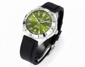 百年灵Breitling，机械计时系列A32398101M1A1！ Chronomat Automatic Gmt 40 重磅来袭！ 1这款双时区腕表盘面简洁凌