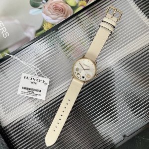 Coach 蔻驰Elliot系列爱心山茶花石英女士手表女表，日晖纹表盘，无数字极简设计，大C字Logo. 经典山茶花搭配爱心，浪漫吸睛！型号：14504294，
