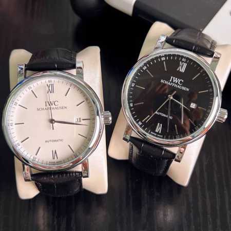Iwc 万国 铂涛菲诺系列大三针男士机械腕表，真皮表带，表盘40Mm，银色表盘，圆形表盘，针扣设计表扣，罗马数字表盘，功能，日期显示。 - 点击图像关闭