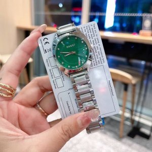 Gucci 古驰. 女款腕表，年轻而华丽，以年轻休闲设计为主打，表壳精心设计，高雅的标志，手表本身也以鲜明的轮廓及前卫的设计和颜色吸引大众的眼球 表带 唯美设计