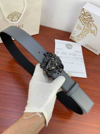 特 3.8Cm Versace 范思哲 新款平纹皮底 双面头层 ：手感柔软、此款腰带配有醒目的美杜莎头像搭扣，可为任何造型增添几分立体雅致效果。 - 点击图像关闭
