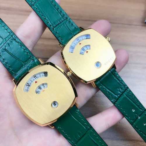 原盒:30 古驰 Gucc1新款，中性石英腕表，尺寸:38Mm 35Mm，彩用弧边方形表壳，设有三个视窗，即三个白色转盘分别指示小时、分钟和日期，绿色竹节纹皮带
