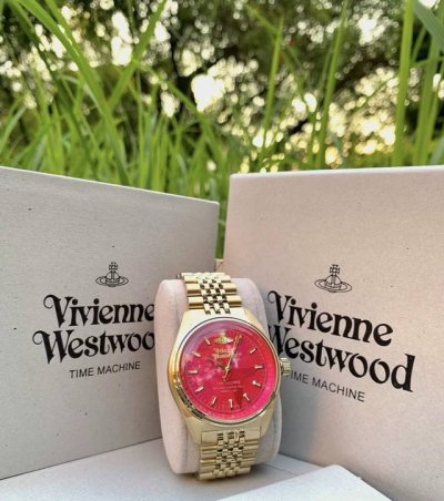 第一次戴西太后的手表！ 果然名不虚传啊 真嘟好美有人懂吗呜呜 还是赵昭仪同款 喜欢妹宝所以直接安排上！ 这手表真的质感满满 表带是金色的很耀眼 表盘是火龙果配色