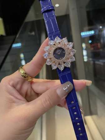 萧邦-Chopar D 高级珠宝系列腕表 瑞士石英机芯 表壳直径约38Mm 厚度约9Mm 以璀璨的花朵造型，由钻石珠宝点缀而成的表壳，搭配上彩色表带，使钻石花朵 - 点击图像关闭