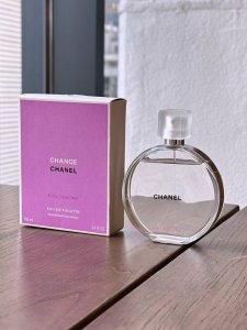 香奈儿邂逅粉 Ml Chanel邂逅系列-粉色柔情淡香水，香奈儿粉色邂逅edt 前调：葡萄柚 中调：风信子 茉莉 后调：雪松 鸢尾草 麝香 这款属于花果香，甜甜