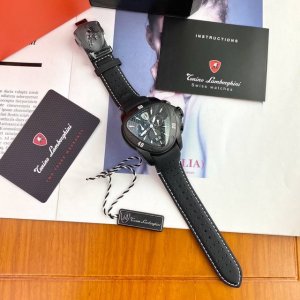 批1430。新款首发！爆款兰博基尼，运动、时尚潮流，日历三眼腕表。专柜新款，结构超级复杂，各种精密打磨工艺，异形蓝宝石玻璃，高难度且成本昂贵，市场无仿货。46M
