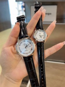 金壳+20钢带20经典款欧米茄 情侣对表 双历原装进口石英机芯 矿物质玻璃镜面 316L精钢表壳 直径男40Mm女30Mm 厚8Mm如果今天的阳光停止了它耀眼的