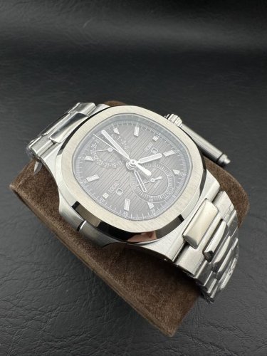 Factory 新作 金鹰 1A双时区计时面市。舷窗结构表壳，水平横纹浮雕图表盘和绞链横嵴完美展示金鹰 1A的表韵。 表盘采用了标志性的鹦鹉螺系列的所有设计提示