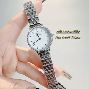 2024年春季dw 新品低调奢华女款经典表，石英机芯，合金材质与白金电镀，整体质感和气质都变了，精致感upup搭配小巧壳形，上手效果完美！尺寸28Mm双按扣