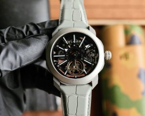 Bvlgari 宝格丽 Octo Roma 镂空飞轮腕表,搭载进口高端全自动机械 。这款全新腕表沿袭了宝格丽Octo标志性的八角形设计，简约而充满力量，方中带圆