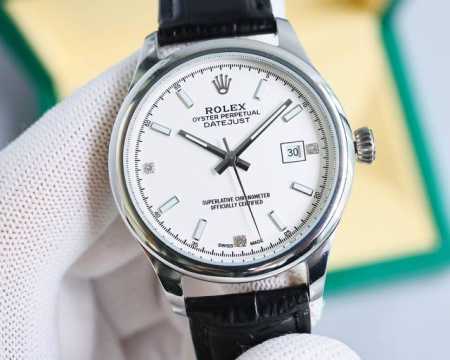 白 -金 。 店家爆款主推 劳力士 Rolex 升级版本 男士腕表 采用独特的表盘设计 搭配五金装饰钉的3D立体感，整体效果更显高档奢华的劳力士， 初识劳力士必 - 点击图像关闭