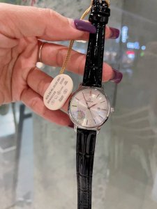 白 金 钢带+20 钻圈+20 欧米茄-Omega 女士腕表 进口石英机芯 316L精钢表壳 直径34Mm厚8Mm该款腕表备受女性喜爱，四季衣服搭配，尽显优雅在