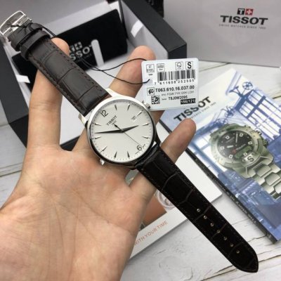 天梭T063俊雅系列，简约的表盘设计，表径42Mm，约7毫米超薄表盘，上手舒适！简单优雅的设计深受消费者喜爱，原装瑞士Eta石英机芯，稳定性毋庸置疑，蓝宝石镜面