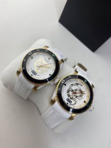 白 金黑480 升级版原单品质 古驰 Gucci新款中性潜水表，40 Mm表径，以品牌标志性“猫”图案和夜光显示为表盘。应用不锈钢材质，经缎面拉丝润饰，并搭配与