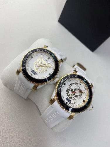 白 金黑480 升级版原单品质 古驰 Gucci新款中性潜水表，40 Mm表径，以品牌标志性“猫”图案和夜光显示为表盘。应用不锈钢材质，经缎面拉丝润饰，并搭配与