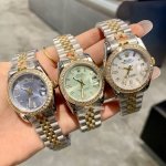 劳力士日志型31Mm腕表 10颗方钻的璀璨宣言 在腕间方寸，劳力士以31Mm的精致尺寸，为女性打造出优雅与奢华的双重盛宴。11颗方钻环绕表圈，每一颗都如时光的璀