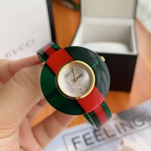 原盒:30 独家首发！！新款 出货！2019古驰走秀款，经典色，史上最抢镜的手表，Gucci专柜抢疯了的款，经典三色拼接plexglas古驰经典小蜜蜂标志，好比