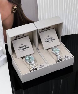 西太后碎冰蓝手表 大号表盘直径: 37Mm 小号表盘直径: 29Mm这个蓝色超级透，像一块碎碎冰，夏天带肯定超级清凉~ 仿佛带你来到清凉的海边，享受沙滩、海浪和