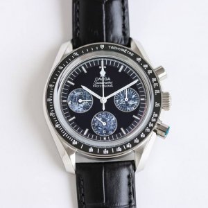 皮 钢 欧米茄 Omega 超霸系列 超霸“欧米茄的灵魂”手动3861背透款 最新登月第四代超霸腕表 31 .4 .99 2是一款经典的计时码表，尺寸和外观：腕