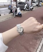 浪琴心月系列优雅而至 ！其魔幻般的优雅魅力吸引着所有倾情于现代精致优雅风尚的女性！机芯采用瑞士775石英机芯 走时精准 用时耐久 ！温柔的外表之下，蕴藏着一颗瑞