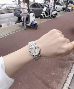 浪琴心月系列优雅而至 ！其魔幻般的优雅魅力吸引着所有倾情于现代精致优雅风尚的女性！机芯采用瑞士775石英机芯 走时精准 用时耐久 ！温柔的外表之下，蕴藏着一颗瑞