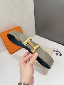 特 爱马仕 HermèS 男款腰带以其精湛的工艺、高品质的材料和经典的设计而备受推崇，是男士时尚配饰中的顶级选择。最具标志性的设计是带有“H”标志的扣头，简约大