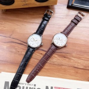 金+20万国 Iwc 精品男士腕表，四针分离，技艺精湛，独具匠心，尊贵大气，绅士风范。采用全自动机械机芯，顶级316精钢表壳，进口小牛皮表带，矿物质超强镜面，尺