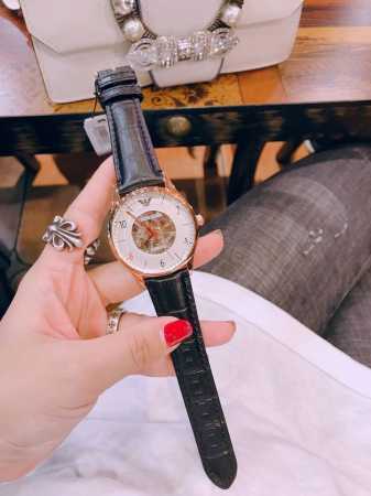 阿玛尼机械 男士休闲款 纯牛皮表带！！质量特别好 直径：41Mm - 点击图像关闭